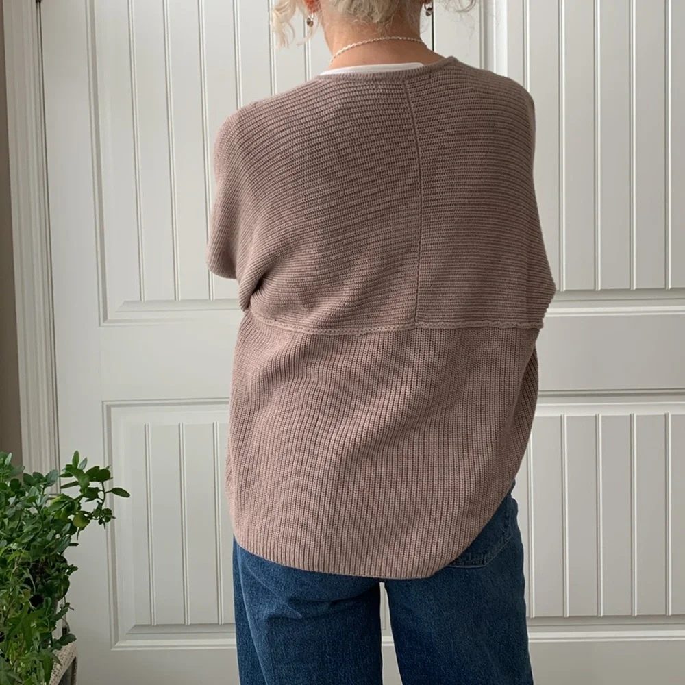 Women’s contemporary style baggy sweater. - Picture 3 of 4